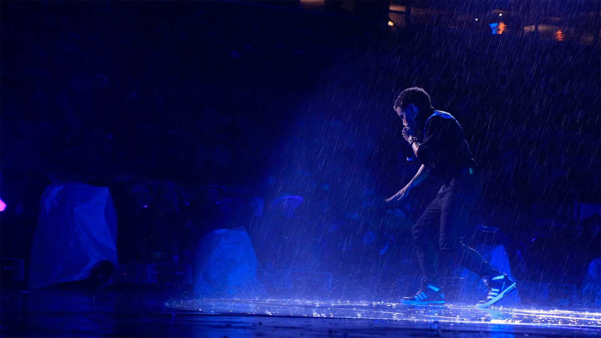 Peterpot performing on wet stage Peterpot performing on wet stage