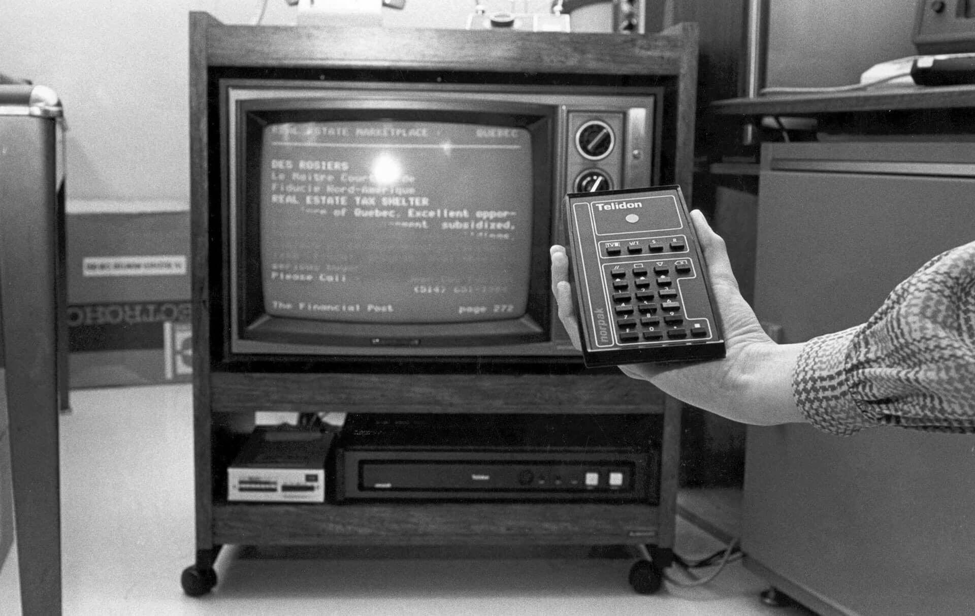 TBT-141-1991.056-02882 vintage TV with a Telidon connection